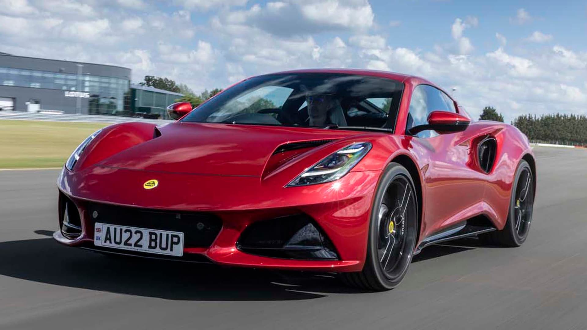 Δείτε γιατί η Lotus Emira είναι ένα supercar που μπορεί να τα κάνει όλα